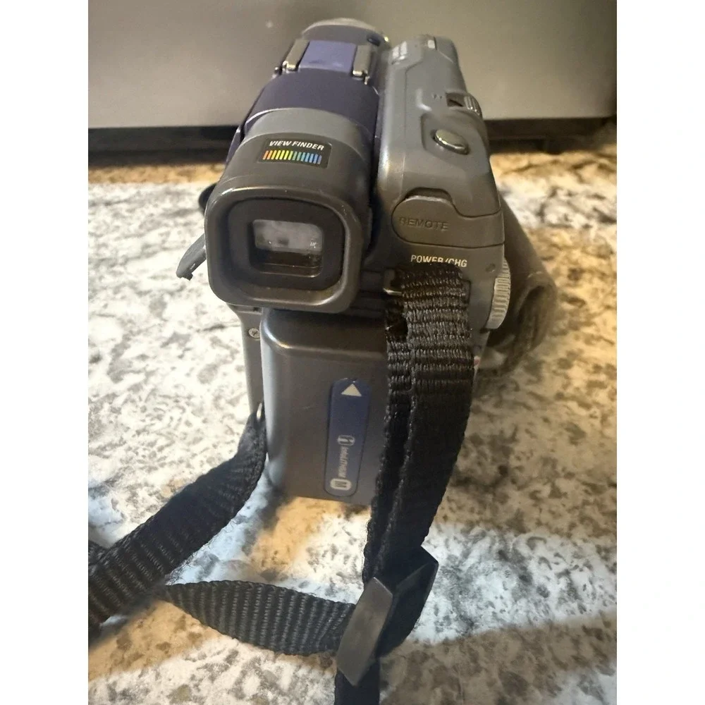 HandyCam Sony DCR-DVD 101 Digital Video Camera Recorder Lot‎ Needs Battery